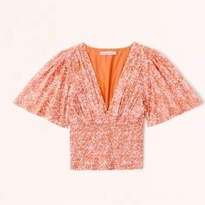 Trendy Abercrombie top. Perfect for summertime going out, dinner, brunch & more!